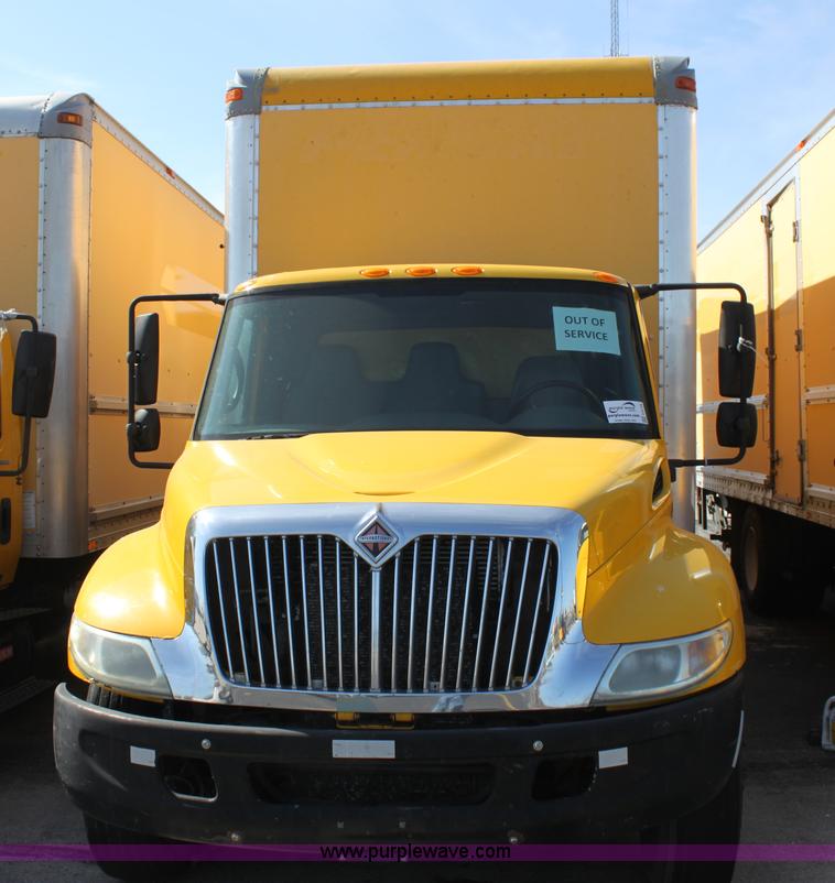 image for item E8128 2004 International DuraStar 4300 box truck
