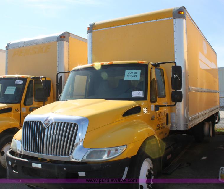 image for item E8128 2004 International DuraStar 4300 box truck