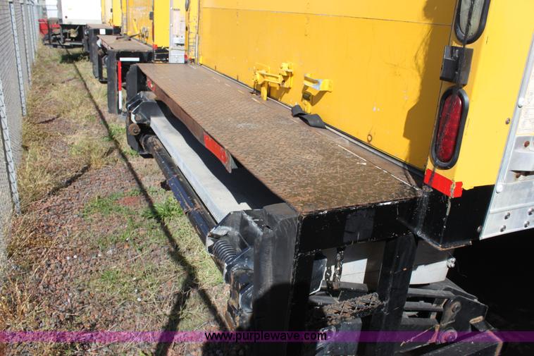 image for item E8128 2004 International DuraStar 4300 box truck