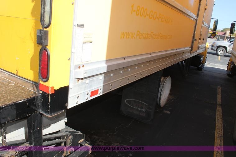 image for item E8128 2004 International DuraStar 4300 box truck