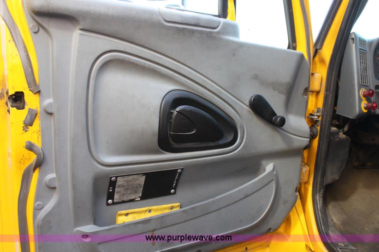 image for item E8128 2004 International DuraStar 4300 box truck