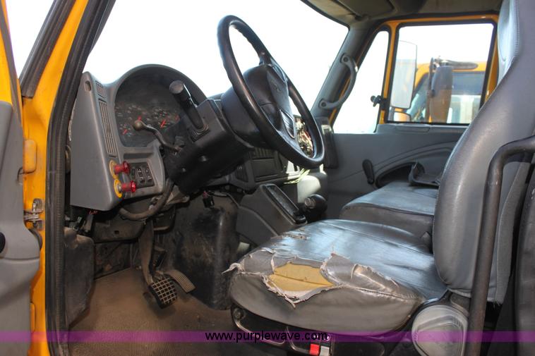 image for item E8128 2004 International DuraStar 4300 box truck