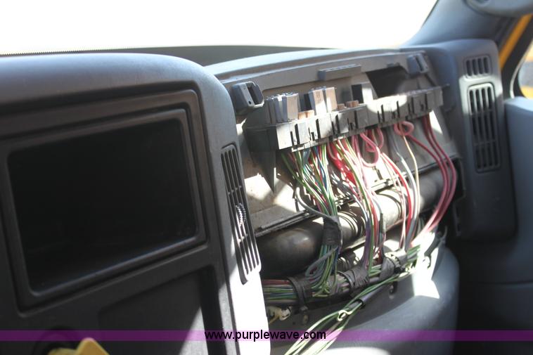 image for item E8128 2004 International DuraStar 4300 box truck