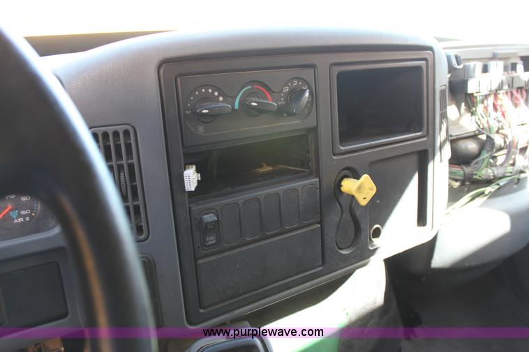 image for item E8128 2004 International DuraStar 4300 box truck