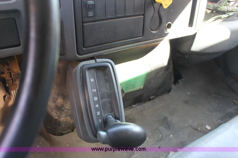 image for item E8128 2004 International DuraStar 4300 box truck