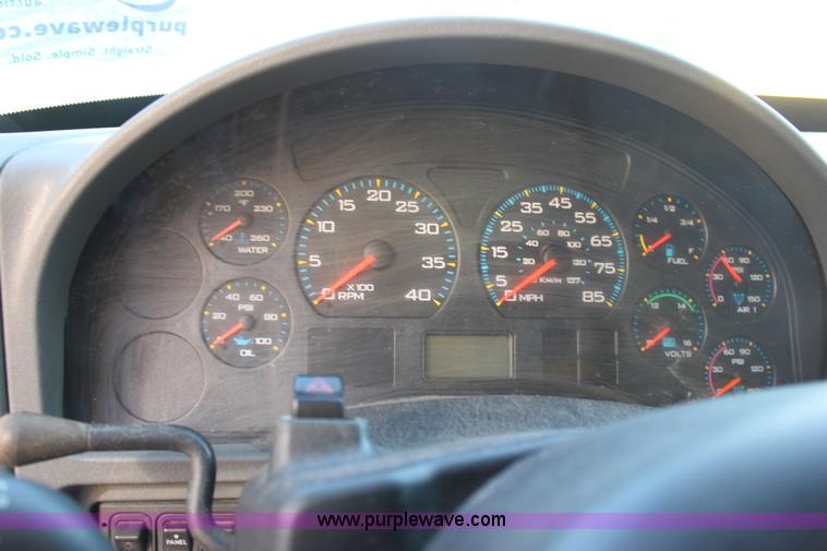 image for item E8128 2004 International DuraStar 4300 box truck