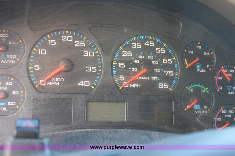 image for item E8128 2004 International DuraStar 4300 box truck