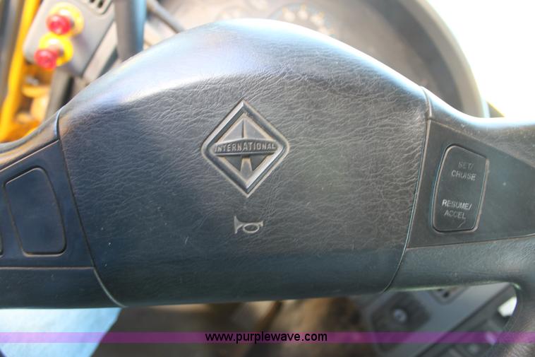 image for item E8128 2004 International DuraStar 4300 box truck