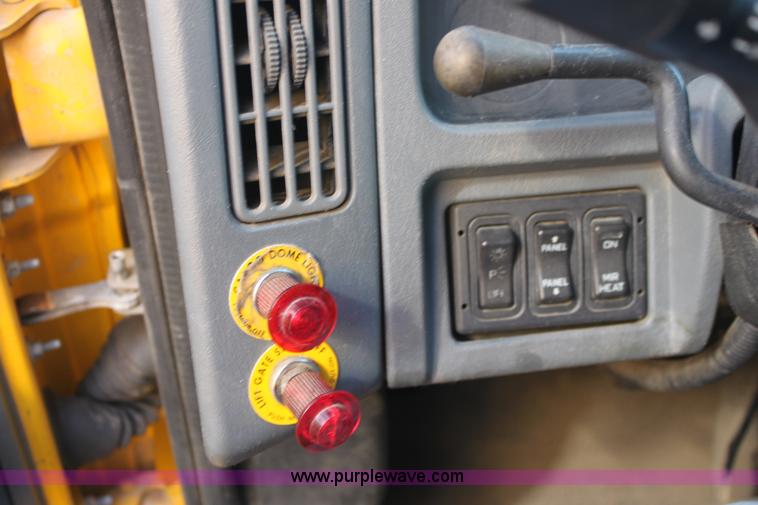 image for item E8128 2004 International DuraStar 4300 box truck