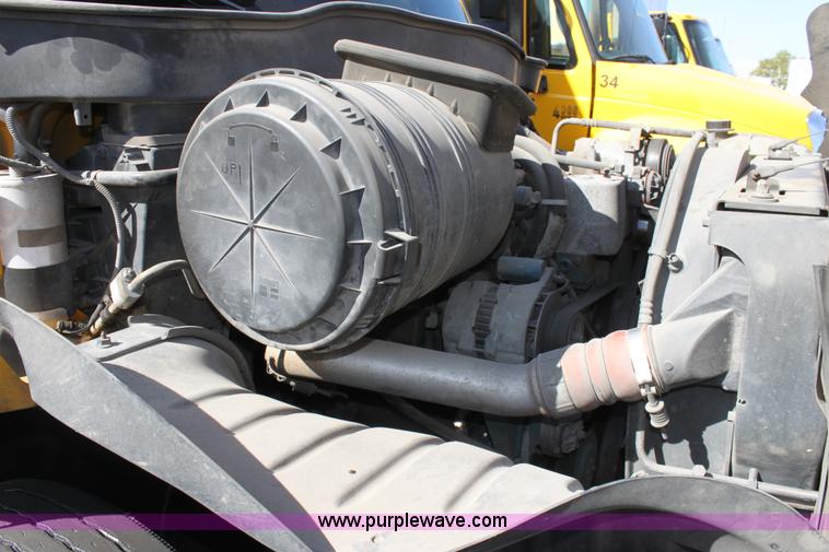 image for item E8128 2004 International DuraStar 4300 box truck