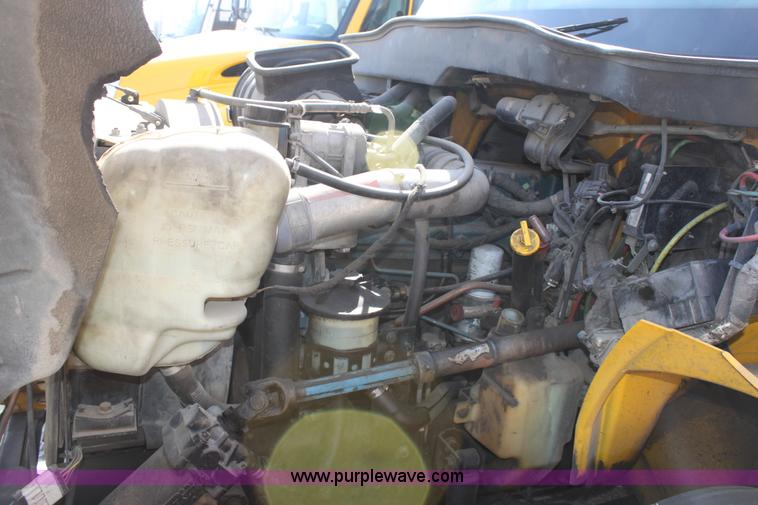 image for item E8128 2004 International DuraStar 4300 box truck