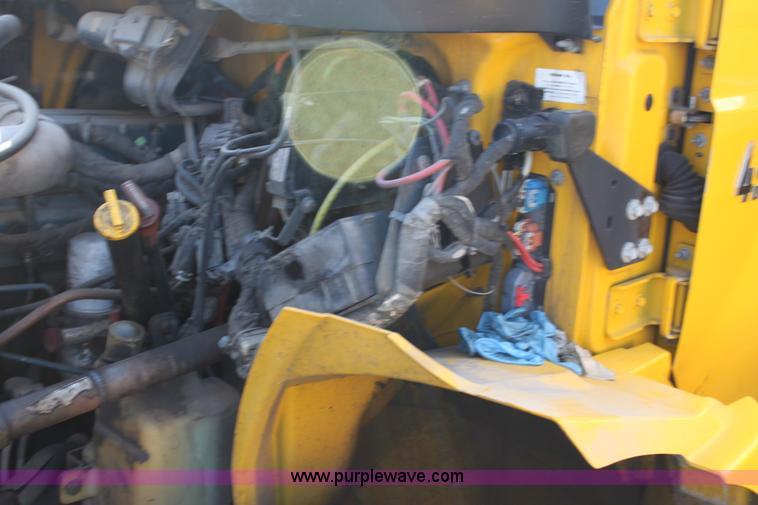 image for item E8128 2004 International DuraStar 4300 box truck