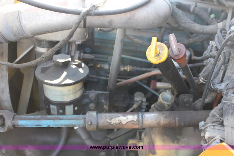 image for item E8128 2004 International DuraStar 4300 box truck