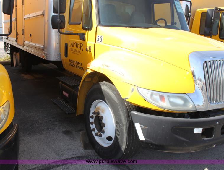 image for item E8128 2004 International DuraStar 4300 box truck
