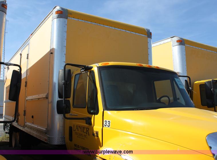 image for item E8128 2004 International DuraStar 4300 box truck