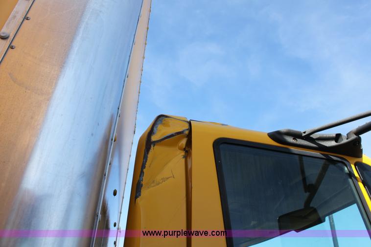 image for item E8128 2004 International DuraStar 4300 box truck
