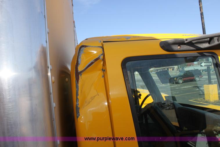 image for item E8128 2004 International DuraStar 4300 box truck