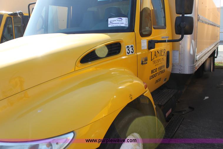 image for item E8128 2004 International DuraStar 4300 box truck
