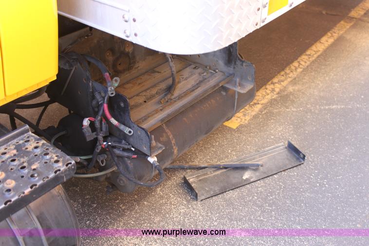 image for item E8128 2004 International DuraStar 4300 box truck