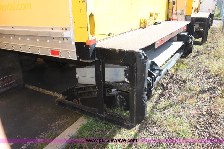 image for item E8128 2004 International DuraStar 4300 box truck