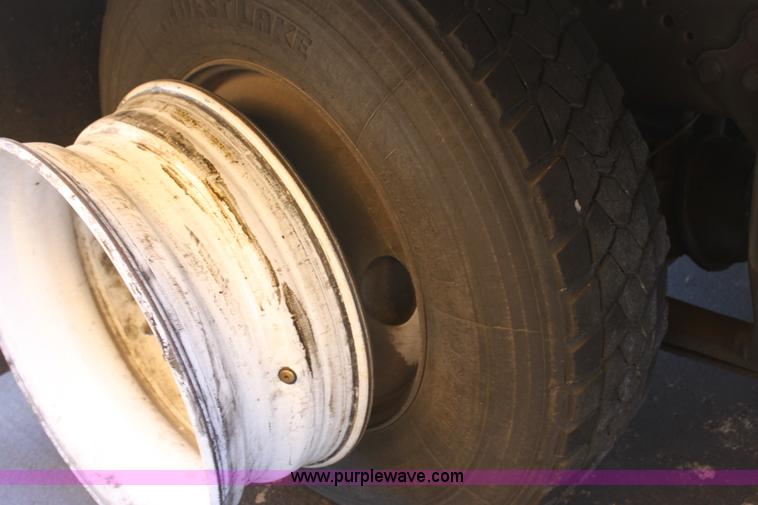 image for item E8128 2004 International DuraStar 4300 box truck