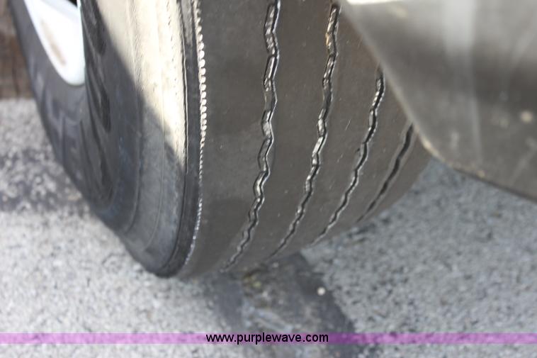 image for item E8128 2004 International DuraStar 4300 box truck