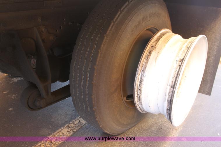 image for item E8128 2004 International DuraStar 4300 box truck