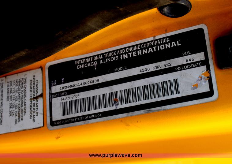 image for item E8128 2004 International DuraStar 4300 box truck