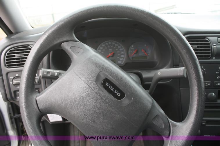 image for item F2964 2002 Volvo S40