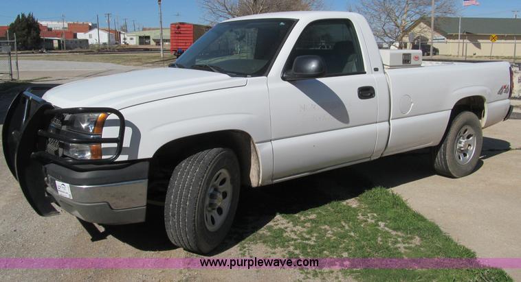 image for item F3167 2005 Chevrolet Silverado 1500 pickup truck