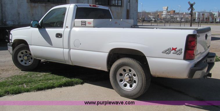 image for item F3167 2005 Chevrolet Silverado 1500 pickup truck