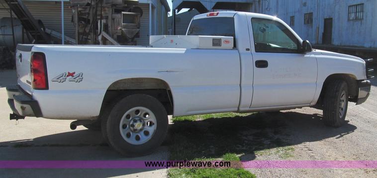 image for item F3167 2005 Chevrolet Silverado 1500 pickup truck