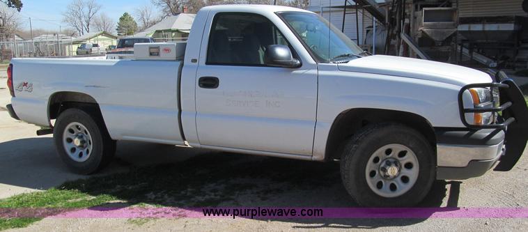 image for item F3167 2005 Chevrolet Silverado 1500 pickup truck