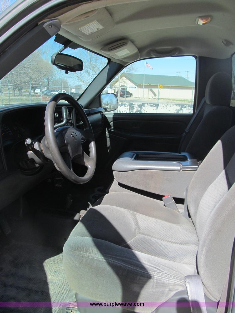 image for item F3167 2005 Chevrolet Silverado 1500 pickup truck