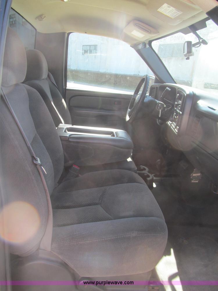 image for item F3167 2005 Chevrolet Silverado 1500 pickup truck