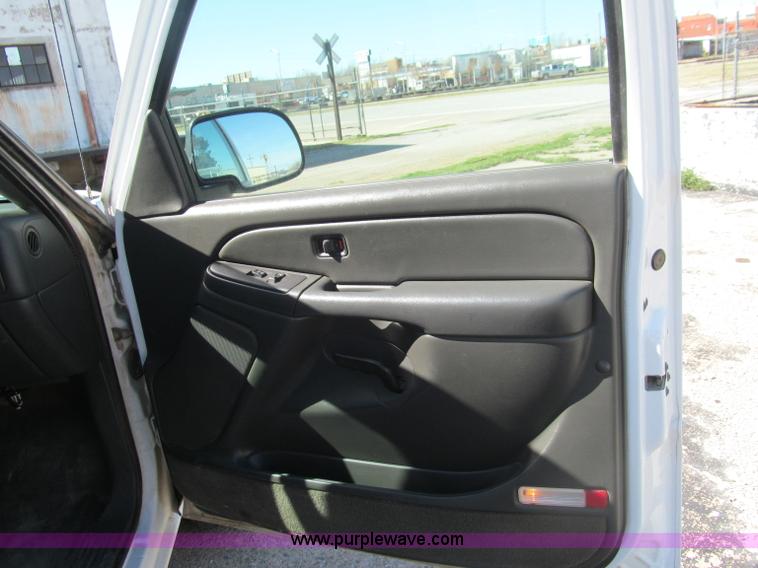 image for item F3167 2005 Chevrolet Silverado 1500 pickup truck