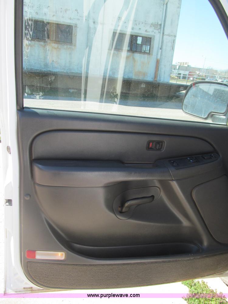 image for item F3167 2005 Chevrolet Silverado 1500 pickup truck