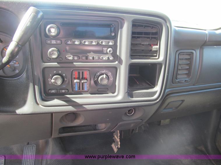 image for item F3167 2005 Chevrolet Silverado 1500 pickup truck