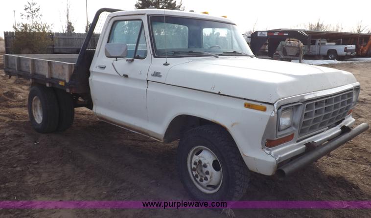 image for item F6442 1979 Ford F350 Custom flatbed truck