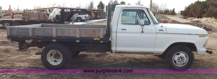 image for item F6442 1979 Ford F350 Custom flatbed truck