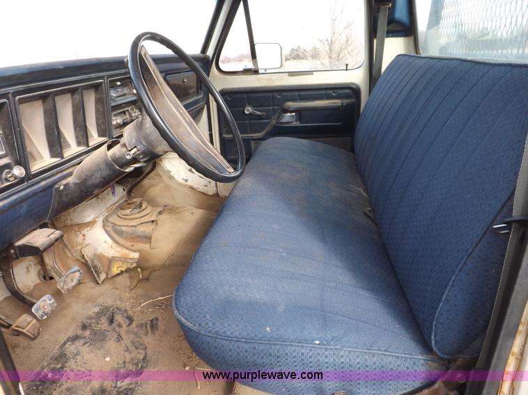 image for item F6442 1979 Ford F350 Custom flatbed truck