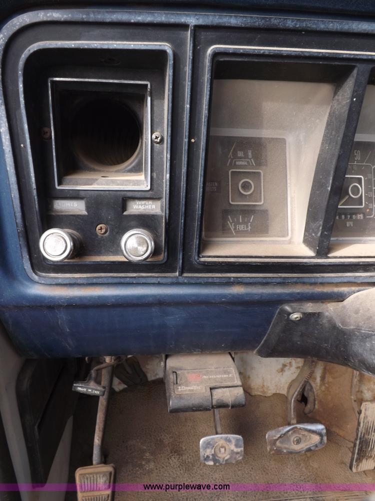 image for item F6442 1979 Ford F350 Custom flatbed truck