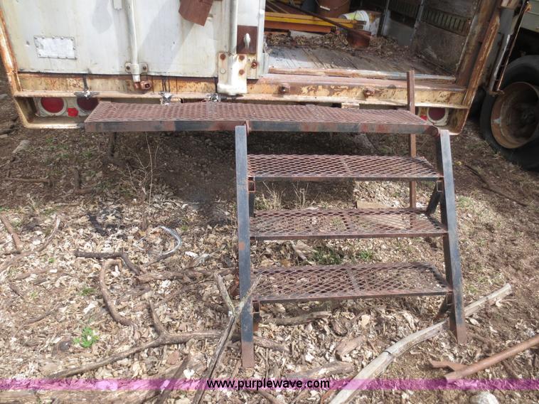 image for item F6628 1972 Fruehauf 40' storage trailer