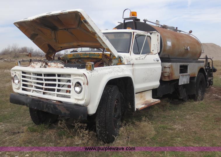 image for item F6637 1979 Ford F700 oil distribution truck