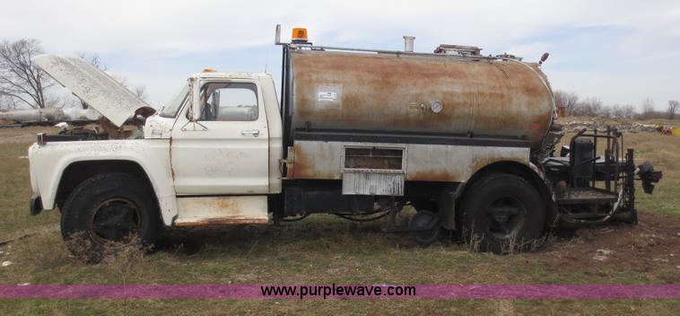 image for item F6637 1979 Ford F700 oil distribution truck