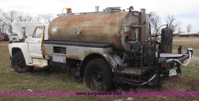 image for item F6637 1979 Ford F700 oil distribution truck