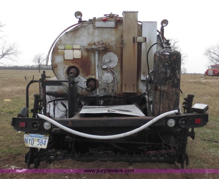 image for item F6637 1979 Ford F700 oil distribution truck