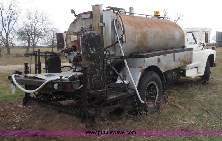 image for item F6637 1979 Ford F700 oil distribution truck