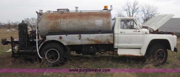 image for item F6637 1979 Ford F700 oil distribution truck