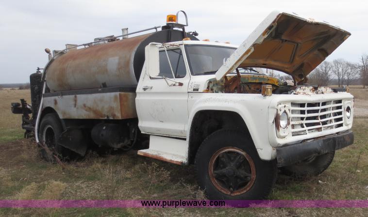 image for item F6637 1979 Ford F700 oil distribution truck